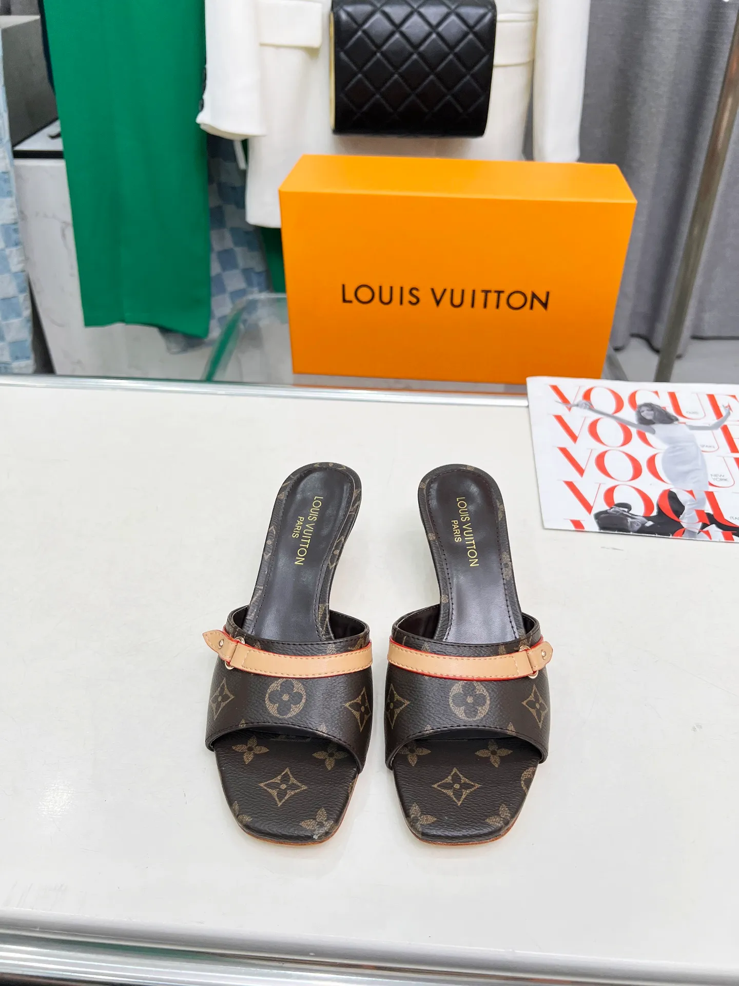 👟👟Ex-factory price 440👟👟 LV new denim kitten heel slippers 2025 summer must-have for goddesses, original replica, super comfortable on the feet. Show off the queen's temperament, the heel height is 5.5CM, which shows your temperament without being tiring. Standard code: 35-42 (41 and 42 codes are customized, non-returnable and non-exchangeable)